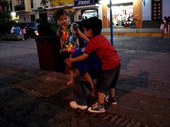 Les enfants s'amusent...Los niños juegan..... Children playing........23 mars 2011