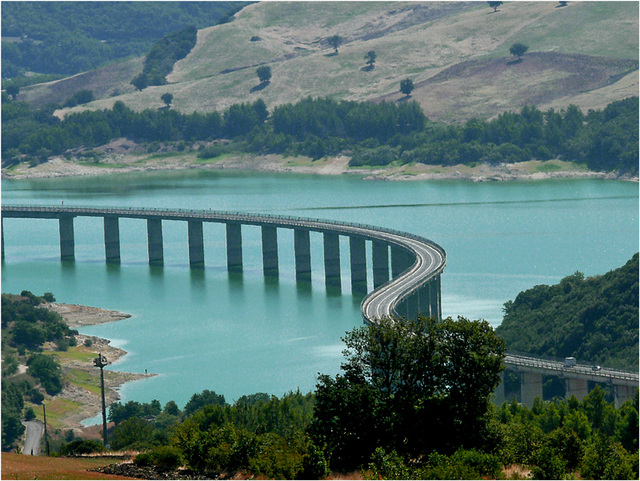 le serpent de mer : le lac de Guardialfiera