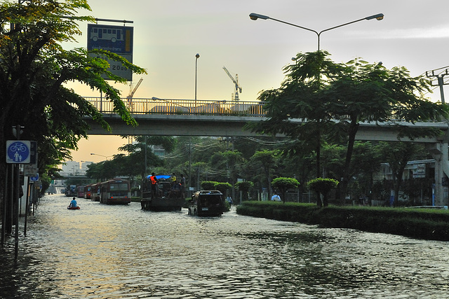 Twilight at the flooded Phaholyotin high way