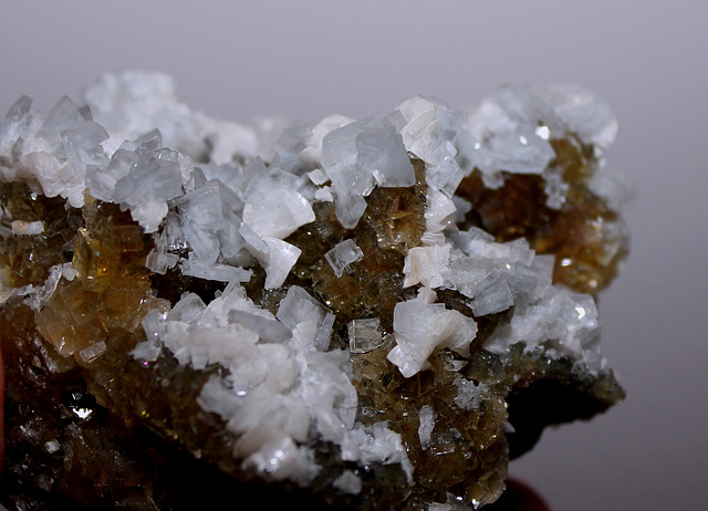 association - Baryte bleue , dolomite blanche , calcite rose, fluorite miel