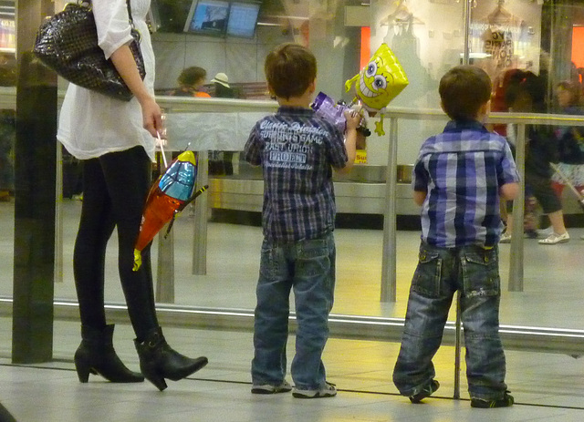 Maman en talons hauts à Schiphol / Mom in high heels at Schiphol - 9 juillet 2011