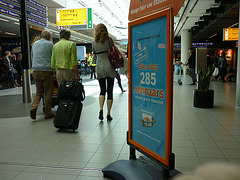 Winnaars Lady in high heels / Jeune Dame Winnaars en talons hauts - Schiphol / 9 juillet 2011 - Photo originale