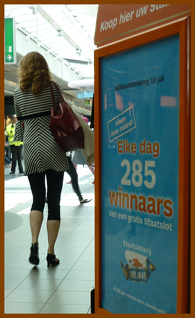 Winnaars Lady in high heels / Jeune Dame Winnaars en talons hauts - Schiphol / 9 juillet 2011  - Recadrage