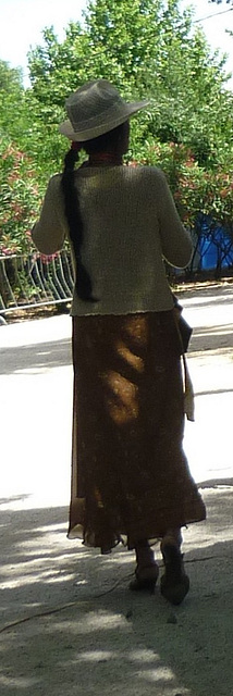 La Dame au chapeau en talons hauts / Elegant hatter Lady in high heels - Sète, France - 11 juin 2011 - Recadrage