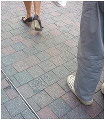 La Dame au sac blanc - Shoes affair / Flirt podoérotique sur la rue.