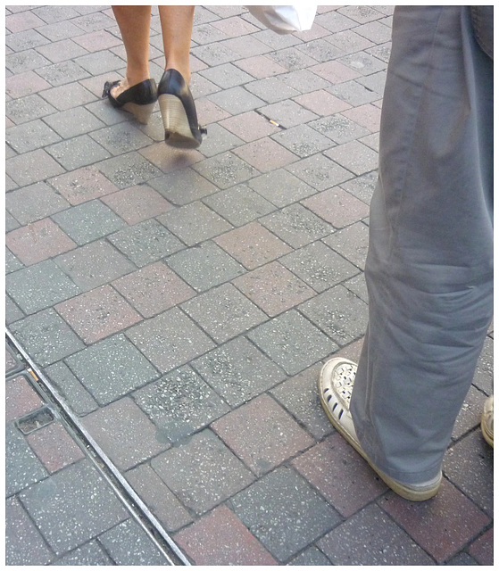 La Dame au sac blanc - Shoes affair / Flirt podoérotique sur la rue.