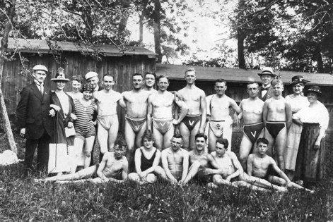 Group of swimmers 1922