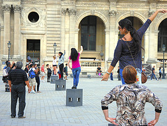 Touristes la main posée au sommet de la pyramide