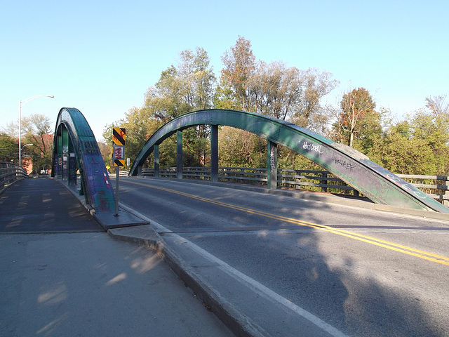 Pont graffitien dans l'ombre / Graffitis bridge in the shadow - 8 octobre 2011.