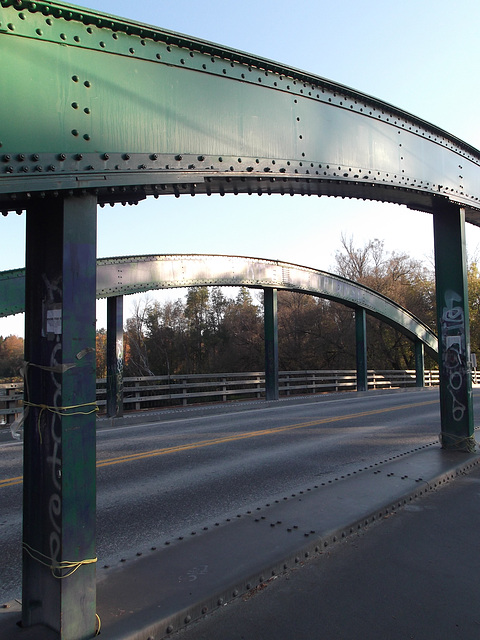 Pont graffitien dans l'ombre / Graffitis bridge in the shadow - 8 octobre 2011.