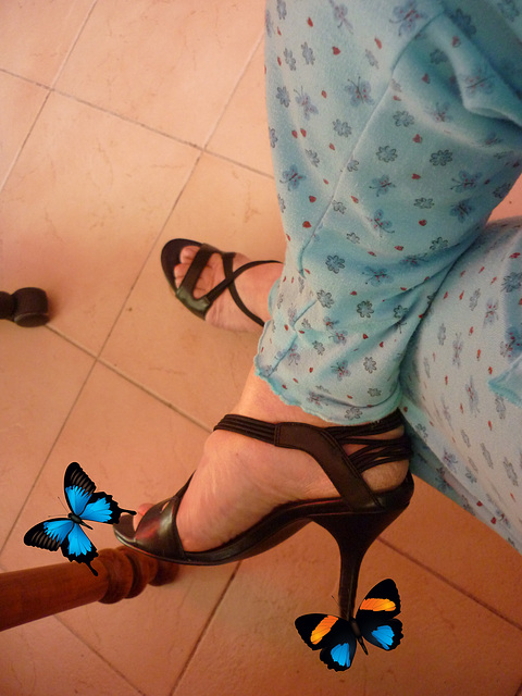 Christiane !!! Pyjama, talons hauts et papillon / pajamas, high heels and butterfly