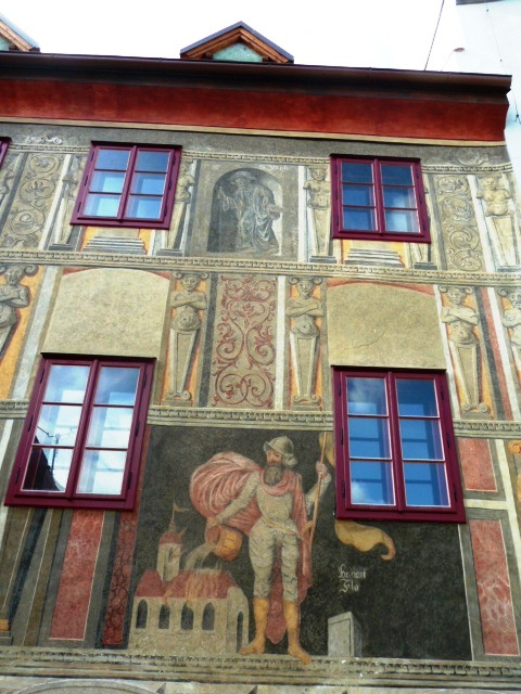 pentroornamo sur urbana domo en Český Krumlov