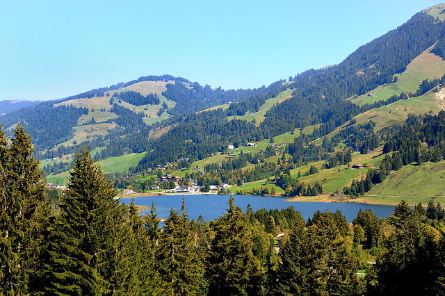 Le Lac Noir et les préalpes fribourgeoises