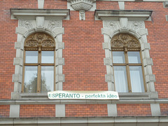 Ŝildo "Esperanto-perfekta ideo" sur la Domo de Ottendorfer en Svitavy