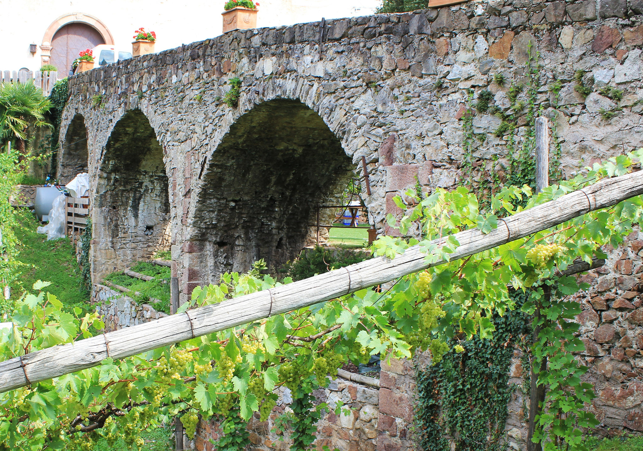 Brücke zu Schloss Katzenzungen in Prissian, Südtirol