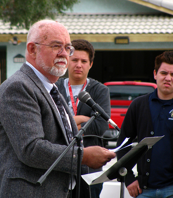 Pastor Bruce Montgomery at Veterans Day in DHS (2498)