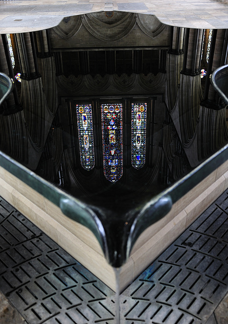 Brunnen in der Kathedrale - Salisbury 110831