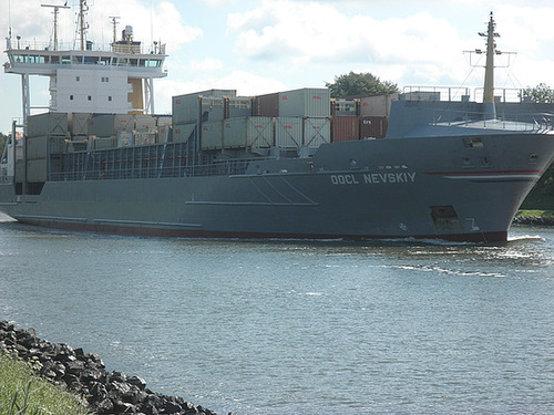 Feeder-Containerschiff  OOCL NEVSKIY