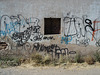 Petite fenêtre et graffitis ostentatoires / Pequeña ventana y el graffiti ostentosa / Small window and ostentatious graffitis