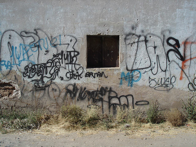 Petite fenêtre et graffitis ostentatoires / Pequeña ventana y el graffiti ostentosa / Small window and ostentatious graffitis