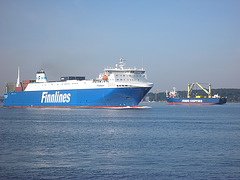 Finnsea u. Schwergutfrachter auf Kieler Förde