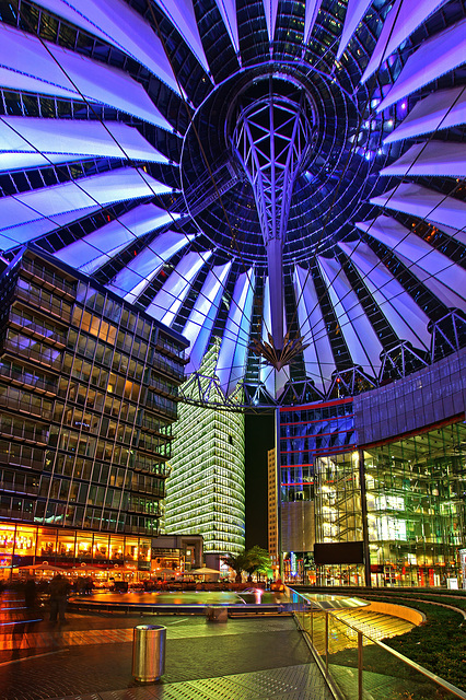 Sony Center bei Nacht