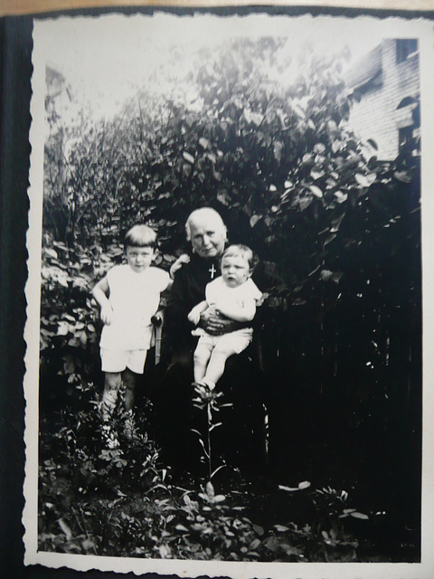 Mit meiner Oma und meinem Bruder Alois - 1935
