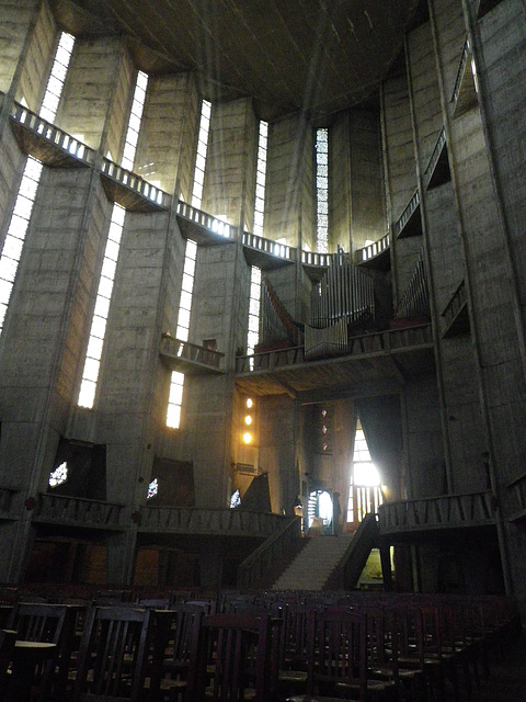 La cathédrale de Royan, intérieur.