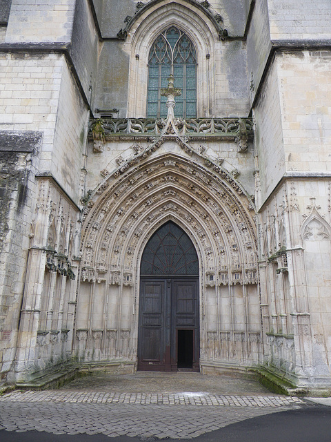 Timpan de la cathédrale de Saintes.