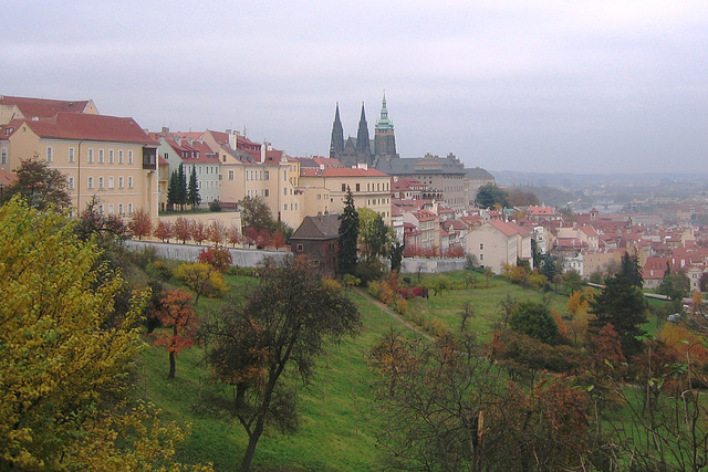 Panoramo de la kvartalo Hradčany kaj Praga burgo  el la montparko Petřín