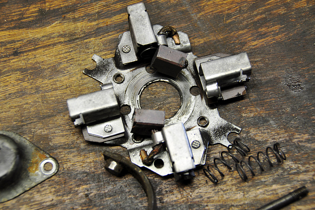 Taking apart a starter engine – brushes