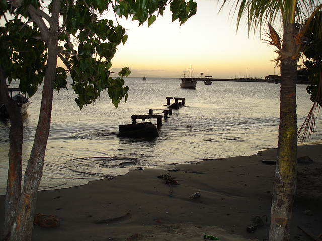 Former dock by the sunset / Ancien quai et soleil couchant.