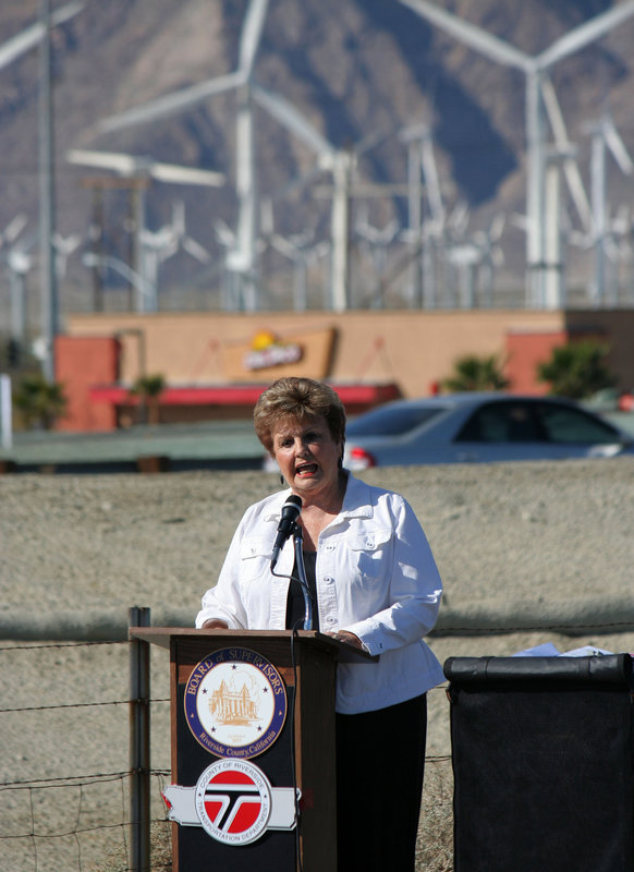 Mayor Parks at I-10 Overpasses Ribbon Cutting (3392)