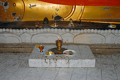 An altar in front of the reclining Buddha