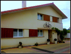 Casa con bici.