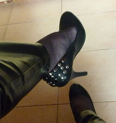 Lady 72 /  Escarpins et pantalons de cuir - Leather pants and high heels /Recadrage