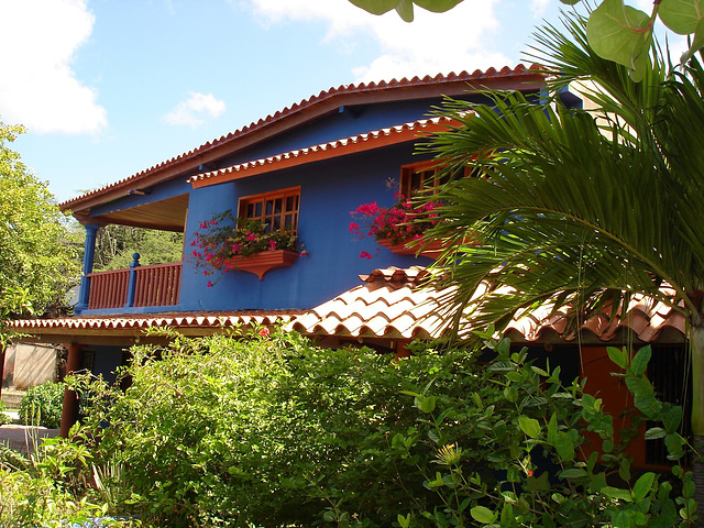 Casa azul en la Playa Zaragoza.