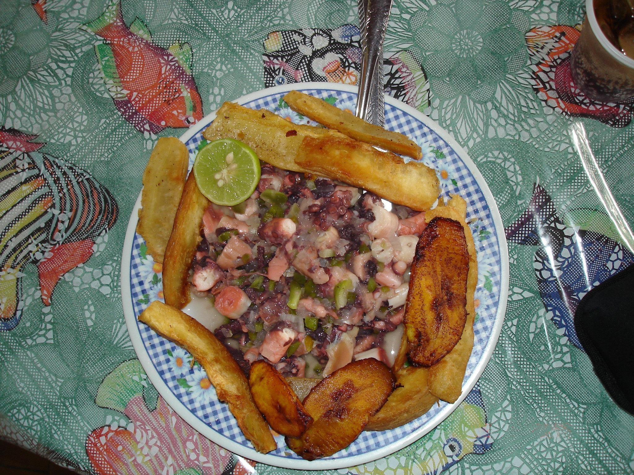 Pieuvre et yucas frites / Pulpo y yucas fritas / Octopus and fried yucas.