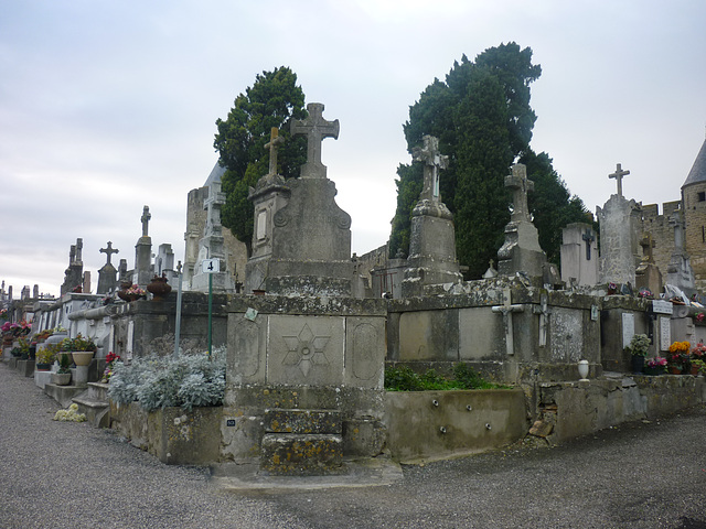 Carcassonne La cité ..Le cimetière