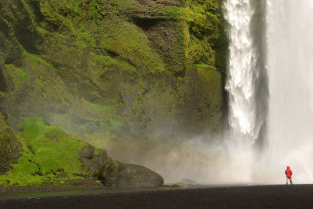 Skogafoss. La capuche est remontée... (Islande)