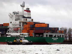 Containerschiff bei der Drehung