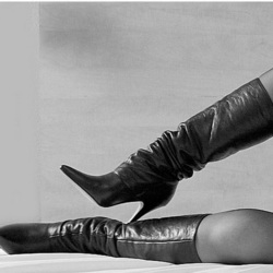 Dame Annick en bottes de cuir à talons hauts / Lady Annick's leather high-heeled boots