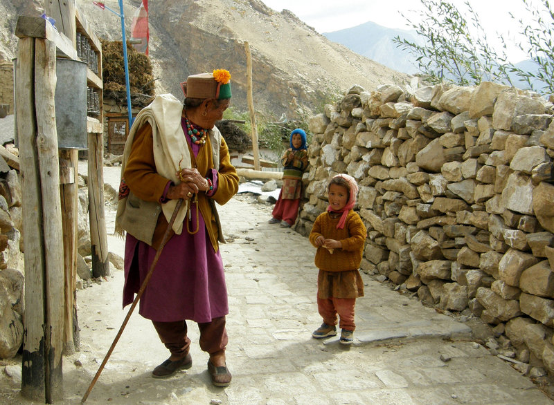 At the prayer wheels/Aux moulins de prieres