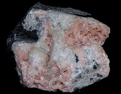 Dolomite rose et calcite sur marbre noir artésien