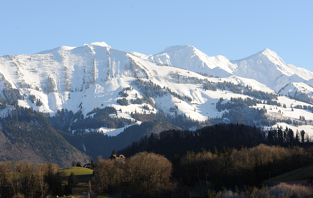 Les Alpes fribourgeoises enneigées...