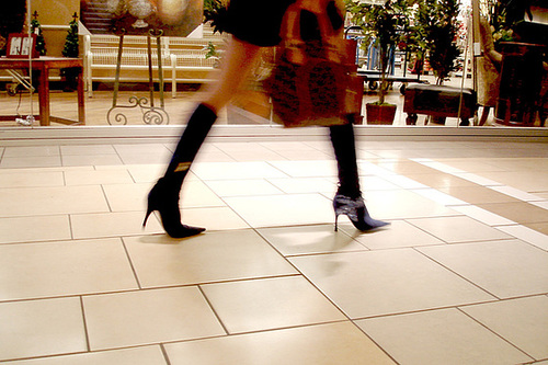 Asian Booty shopping in high-heeled boots / Jeune Dame Asiatique en bottes à talons aiguilles au centre commercial.