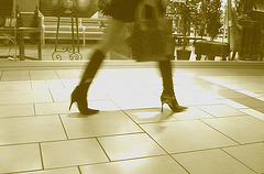 Asian Booty shopping in high-heeled boots / Jeune Dame Asiatique en bottes à talons aiguilles au centre commercial  - 14 octobre 2007 -  Version sepia