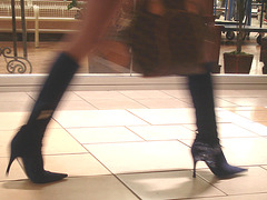 Asian Booty shopping in high-heeled boots / Jeune Dame Asiatique en bottes à talons aiguilles au centre commercial  - 14 octobre 2007