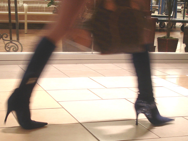 Asian Booty shopping in high-heeled boots / Jeune Dame Asiatique en bottes à talons aiguilles au centre commercial  - 14 octobre 2007