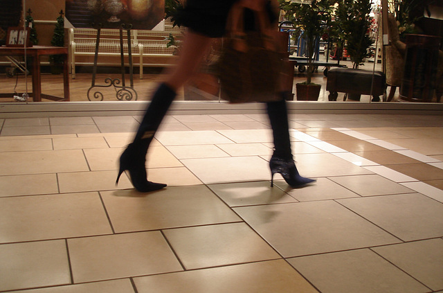 Asian Booty shopping in high-heeled boots / Jeune Dame Asiatique en bottes à talons aiguilles au centre commercial.
